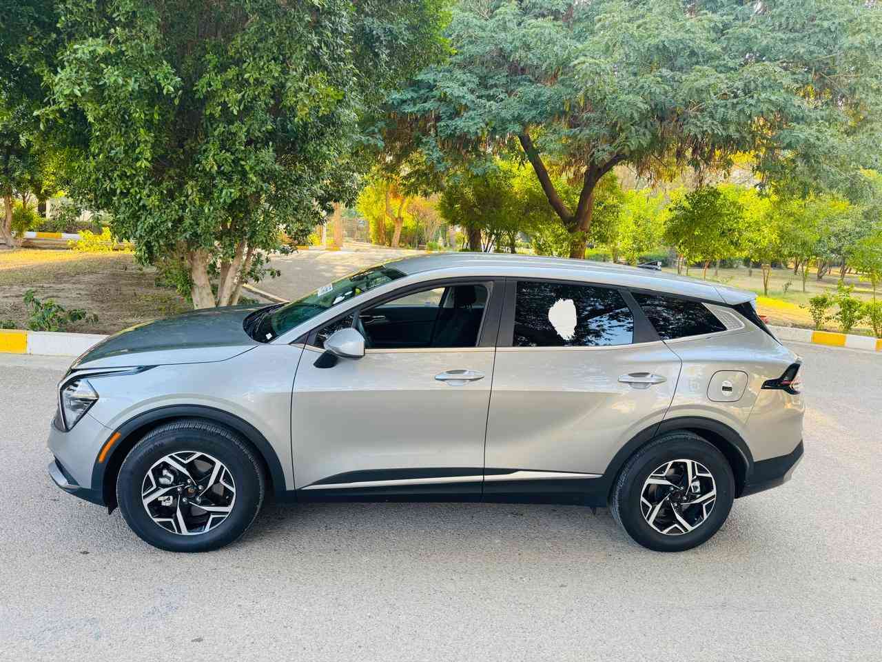 السلام وعليكم مكلف بلنشر
سبورتج 2025 دخول جديد 
تترقم جميع المحافظات عدا الاقليم 
مابيهه قطره صبغ فقط بارد بالجاملغ وبدل جنطه اصليه نفس الون 
مكان سياره بابل 
السعر 195 وبيهه مجال بسيط 
اللاتصال ***********
المواصفات نص فول 
سويج 
دشبول متصل 
مكينه 2500
رادار امامي 
اشاير بلمري 
كامره خلفيه دواره 
احساس امامي خلفي 
سايد بريك بصمه 
جنطه كهرباء 
تحديد مسار 
باقي المواصفات معروفه
