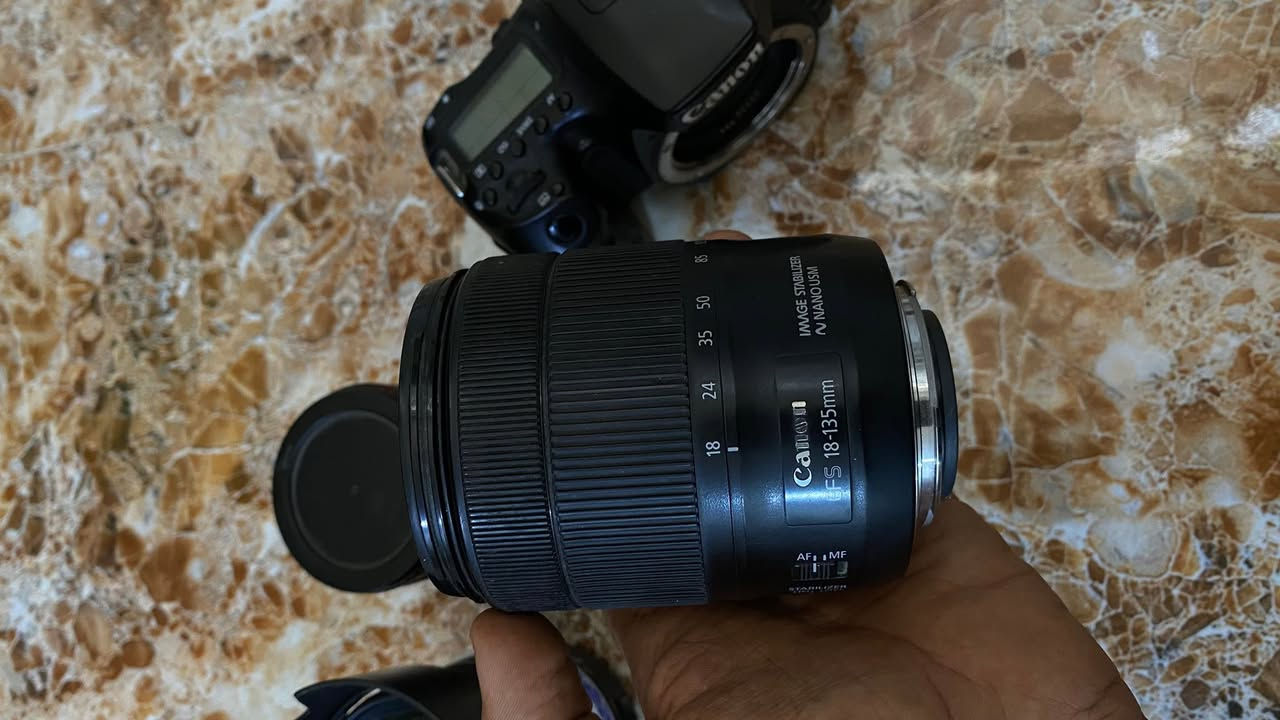 كامره كانون 90D اللبيع اومراوس بسوني 3 مع فرق ملحقات كاملة مع عدستين
 مستشعر: بدقة 32.5 ميجابكسل (بصيغة APS-C)، وهو ما يعطي تفاصيل حادة جداً وقدرة ممتازة على قص الصور (Cropping).
 معالج الصور: DIGIC 8 المتطور، الذي يمنح الكاميرا سرعة معالجة عالية وألواناً واقعية.
 سرعة الالتقاط: تصل إلى 10 إطارات في الثانية (10 fps) مع تتبع التركيز التلقائي، مما يجعلها مثالية لتصوير الرياضة والحياة البرية.
 تصوير الفيديو: تدعم تصوير دقة 4K بدون أي قص (Uncropped) بسرعة 30 إطاراً في الثانية، وتدعم أيضاً تصوير الحركة البطيئة بدقة Full HD حتى 120 إطاراً في الثانية.
عدسة الأصلية 18/135
عدسة فتحة 2 28/75
مكاني كوت مستعجل ع بيع


**إذا كنت صاحب هذا الإعلان وتريد حذفه لأي سبب، رجاءا أرسل رسالة إلى الدعم الفني**
