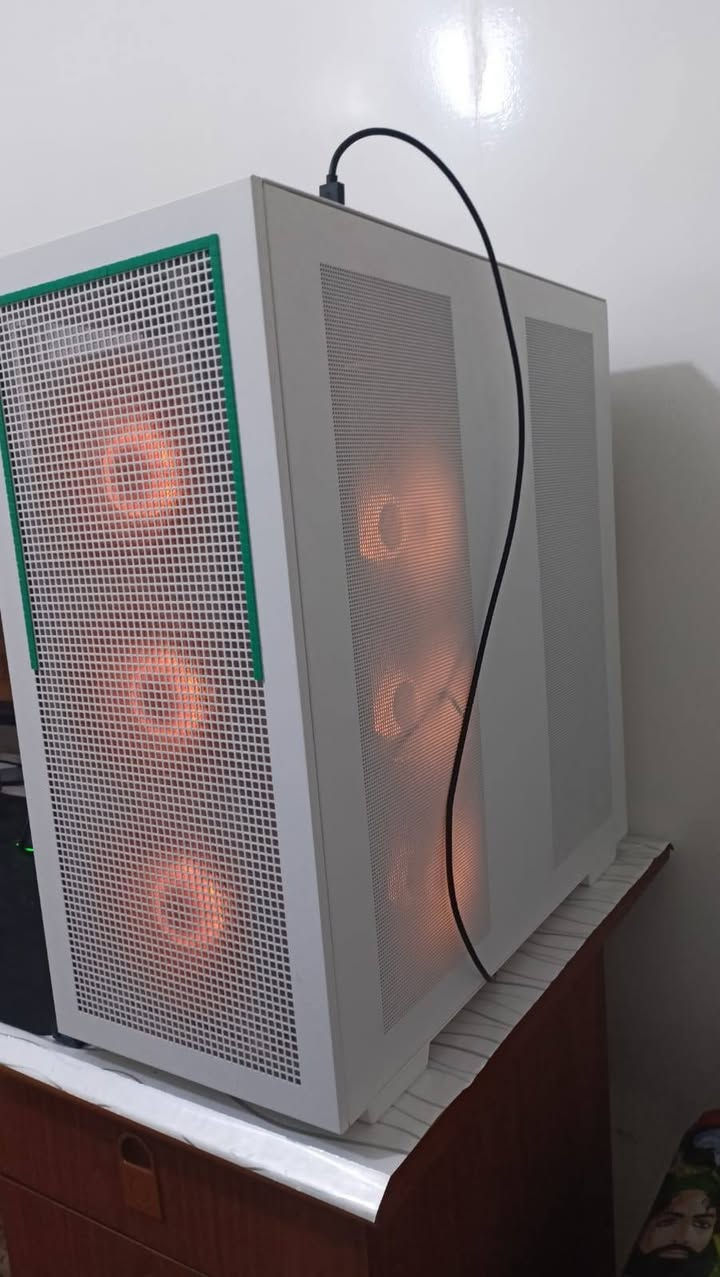 يعني اخو الجديد
الحاسبه ب مليون و 800 
1800
المواصفات 
 * **المعالج (CPU):** AMD Ryzen 7 9800 x3d
 * **كرت الشاشة (GPU):** ASUS Dual GeForce RTX 5060.
 * **اللوحة الأم (Motherboard):** MSI PRO B650M-A WIFI.
 * **مبرد المعالج (Cooler):** DeepCool LS720 SE DIGITAL (مبرد مائي 360mm).
 * **مزود الطاقة (PSU):** Segotep GM850W White (80 Plus Gold).
 * **الذاكرة العشوائية (RAM):** T-CREATE Expert DDR5 (سعة 32GB 6000Mhz
 * **التخزين الأساسي (M.2 NVMe):** WD_BLACK SN850X (سعة 1TB).
 * **التخزين الإضافي (SSD):** PNY CS900 (سعة 500GB).
 * **التخزين الإضافي (M.2):** T-FORCE G50 1TB.
Case: Deep Cool Morpheus
Case fans : Arctic & Thermelright

السعر مليون و 800
1800

باور سبلاي Farber 2500va 

السعر ب 100

مكاني بياع 
ومتوفر توصيل


**إذا كنت صاحب هذا الإعلان وتريد حذفه لأي سبب، رجاءا أرسل رسالة إلى الدعم الفني**
