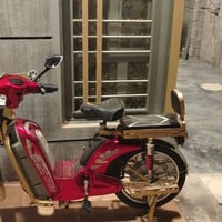 دراجه اخوين فول نقصهه. بطاريات فقط بدون باتري كله شغال وشاحنه ويا السع...