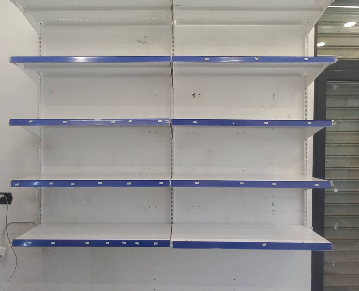 السلام عليكم رفوف تركية نظيفة استخدام شهرين عدد ١٨ أرضية ١٠ جدارية ..
عارضة سكائر جديدة سعة ٤٥ مجر بانارة سقفية ..
دولاب خشب كوزمتك ٦ رف إنارة سقفية ..
ميز مكتب خشب نظيف مجرين طول ١٤٠ عرض ٧٠..
ستول عالي المنيوم دوار للكاشير وللاسواق نظيف جدا..
