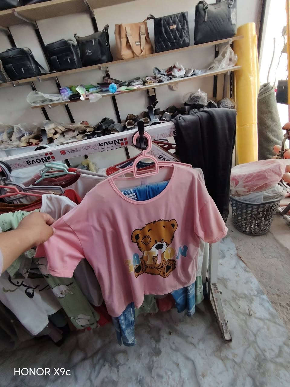 سلام عليكم محل للبيع منزليه وملابس نسائيه بشارع المعمل مقابيل معمل باته مجاور مخبز 30  ليريده ياخذه المحل والبضاعه او بس البضاعه مخير
الستفسار ***********
