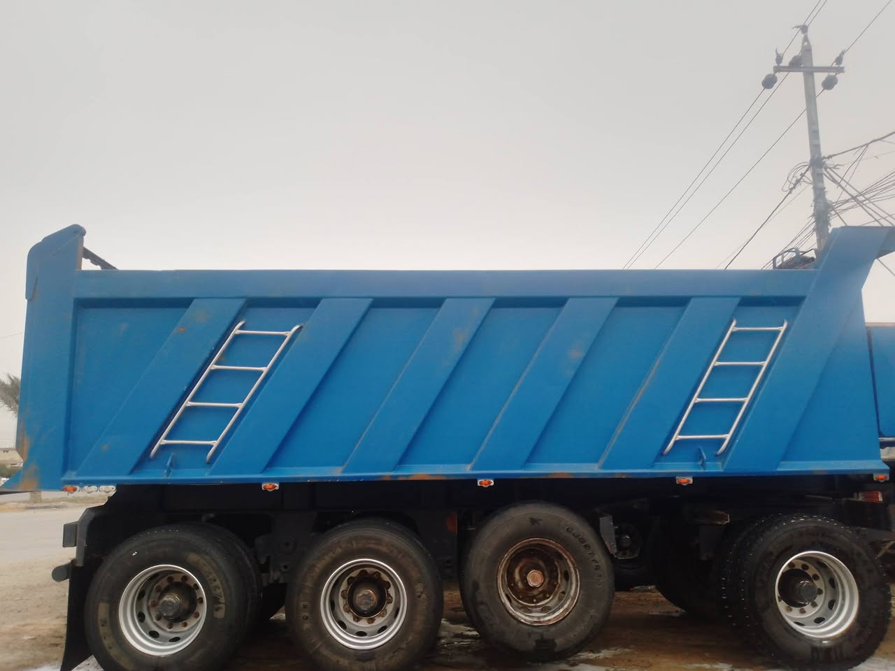 سلام عليكم عربانه للبيع مايلر طول 625تخم تاير22اربع محاور مكان كربلاء رقم الهاتف ***********
