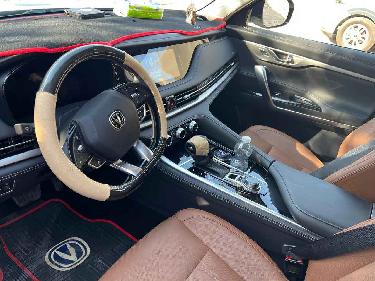 ---السلام عليكم 

للبيع: شانجان CS95 – وكالة البخيت، فئة رويال

سيارة شانجان CS95 رويال نظيفة جدًا، ماشيه 30,000 كم فقط، بدون حوادث.

المواصفات:

محرك توربو 2.0 لتر، قوة 233 حصان، دفع رباعي 4×4، ناقل حركة أوتوماتيك 6 سرعات.

مقاعد جلدية قابلة للتعديل كهربائيًا، تدفئة للمقاعد الأمامية والخلفية.

شاشة لمس، نظام صوت ممتاز، كاميرات 360°، مثبت سرعة، رادار، مراقبة النقطة العمياء.

وسائد هوائية متعددة، ABS، ESP، نظام الثبات الإلكتروني.

وبعد هواي موصفات الشانجان المعروفه 

السعر المطلوب:22.000 يعني دفترين و ٢٠ ورقه

ملاحضه : السياره داخل الضمان تبديل دهن داخل الشركه +بيها شخطتين بالدعاميه الاماميه فقط .

***********
---
