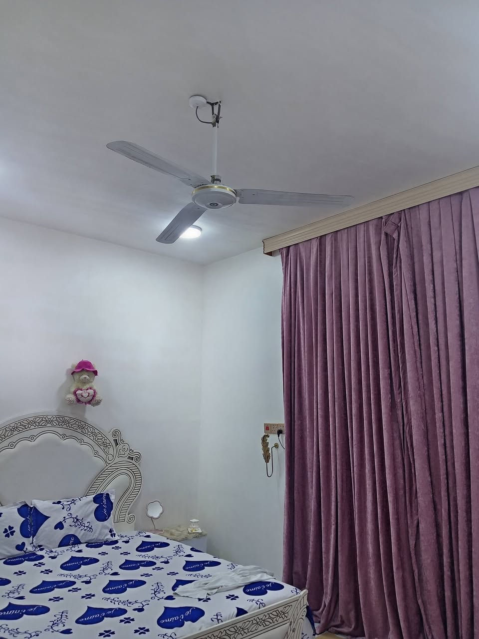 #اللهم صلِّ على محمد وآل محمد 
#بيت للبيع المساحة 200 متر زراعي سند 25 
طابقين الاول غرفه نوم 5×4 صاله ٧ونص ×5 استقبال 6×4 مطبخ 4×5 
صاله صغيره 2ونص ×2ونص صحيات 2ونص ×2ونص مع طارمه خارجيه مع صحيات خارجية 
 ممر جانبي وخلفي ع طول البيت بناء طابوق شغل حديث درجه اولى ارضيه كاشي  
درج فر دائري  مرمر 
طابق ثاني صاله نفس القياس مع غرفتين نوم سويت كامل مع سطح ودرج خارجي وسطح وستاره  فوك البيت برج انترنت 
 البيت كامل من كل شي المكان خلف معرض الزعيم قرب محطه الحاج حمزه دعيل ويوجد شارع خاص بي مع ابي ماء اساله   للاستفسار الاتصال ***********
