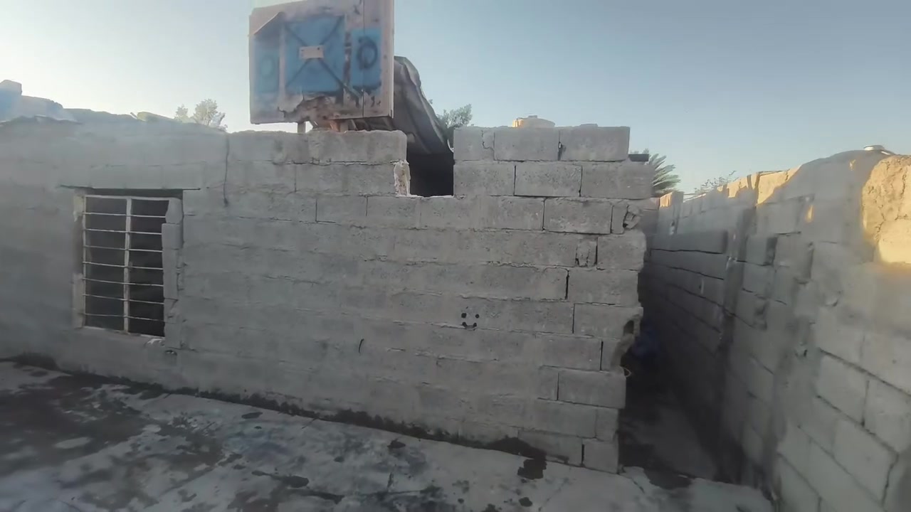 بيت للبيع (تجاوز) 
250 متر 
استقبال. مطبخ. هول. غرفه نوم. 
وبيت هيكل داخل القطعه 
***********
السعر 11 مليون
