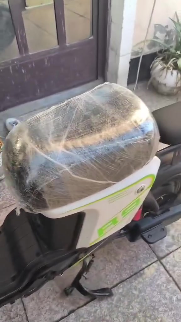السلام عليكم 
دراجة شحن نوع R9 استعمال شهر واحد نظيفة نقصها بس بطاريات🔋للاستفسار التواصل مع هذا الرقم *********** أو خاص
فقط ملاحظة السله شلتها لان شكلها ما عابجني ماخذه من جمال الدراجه و نظافة الدراجه كدامك
⚙️ المحرك والأداء (قلب الدراجة)المحرك: CP3 الشهير، 3 أسطوانات (سلندر).السعة: 890 سي سي (CC).القوة الحصانية: 119 حصان تقريباً.عزم الدوران: 93 نيوتن متر لتسارع قوي جداً.التبريد: سائل (راديتر).ناقل الحركة: 6 سرعات مع نظام

 Quick Shifter (صعود ونزول) من الجيل الثالث.
🛠️ الهيكل ونظام التعليقالشاسيه: ألومنيوم خفيف الوزن (الأخف في فئة السوبرسبورت من ياماها).المساعدين الأمامية: KYB مقلوبة وقابلة للتعديل بالكامل.المساعد الخلفي: KYB أحادي (Monoshock) قابل للتعديل.
المكابح: نظام Brembo 
Stylema عالي الأداء مع أقراص مزدوجة أماميّة.🧠 الأنظمة الذكية والتكنولوجياالشاشة: TFT ملونة مقاس 5 بوصة تدعم الاتصال بالهاتف والملاحة.حساس القصور الذاتي (6-axis IMU): للتحكم بالدراجة في المنعطفات.أنظمة الأمان:مانع انغلاق المكابح للمنعطفات (Cornering ABS).
نظام التحكم في الجر (Traction Control).نظام منع الارتفاع الأمامي (Lift Control).نظام التحكم بالانزلاق (Slide Control).وضعيات القيادة: أنظمة متعددة تناسب الشارع والحلبات (Ride Modes).
