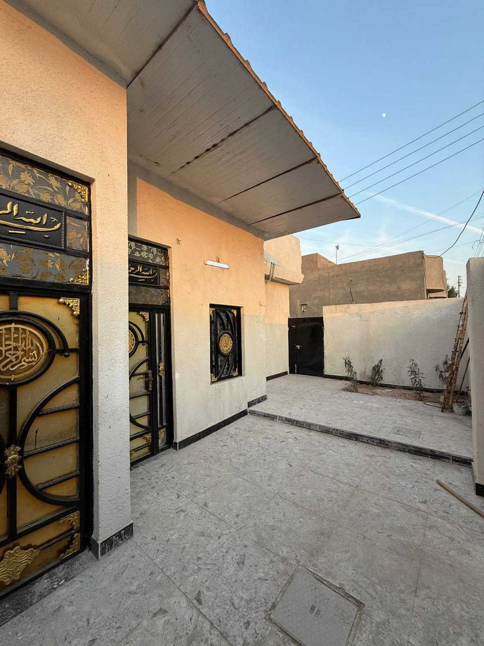 اسعد الله اوقاتكم بكل خير 

دار سكن للبيع 🏠
العنوان بصره ابو الخصيب شارع ابو كوصره
قرب سنتر طه
البيت ركن على شارعين
على شارع تبليط 10م
وشارع جانب لبيت 10م
توفر جميع لخدمات

مساحه البيت  155م 
نوع العقار طابو زراعي
بأسم عراقي سند 25

محتويات البيت ⬇️
كراج + حديقه
دوانيه
صاله كبيره
غرف نوم 2
مطبخ
صحيات خارجي وداخلي

السعر 60 💲مليون بي مجال

ملاحضه البيت سقف كونكريت بس لديوانيه سندويج

لاستفسار تواصل على رقم 

***********
