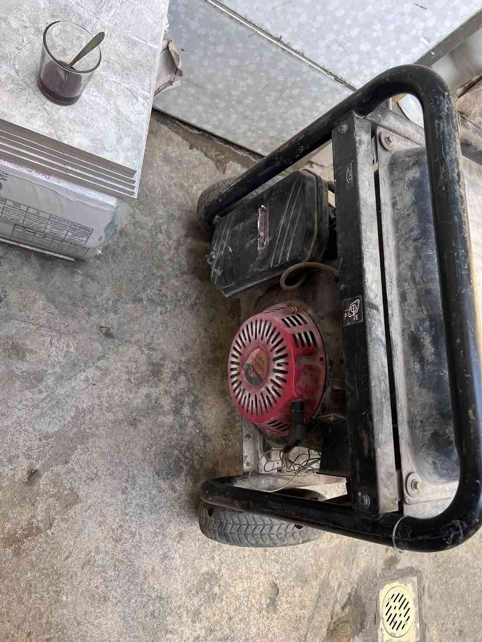 سلام عليكم مولد بانزين ٥ كيفي نظيفه كلش ما مفتوح اي برغي بيه يعني ع البلاد سعر ٢٠٠ الف عنواني بغداد الستفسار ع ***********
