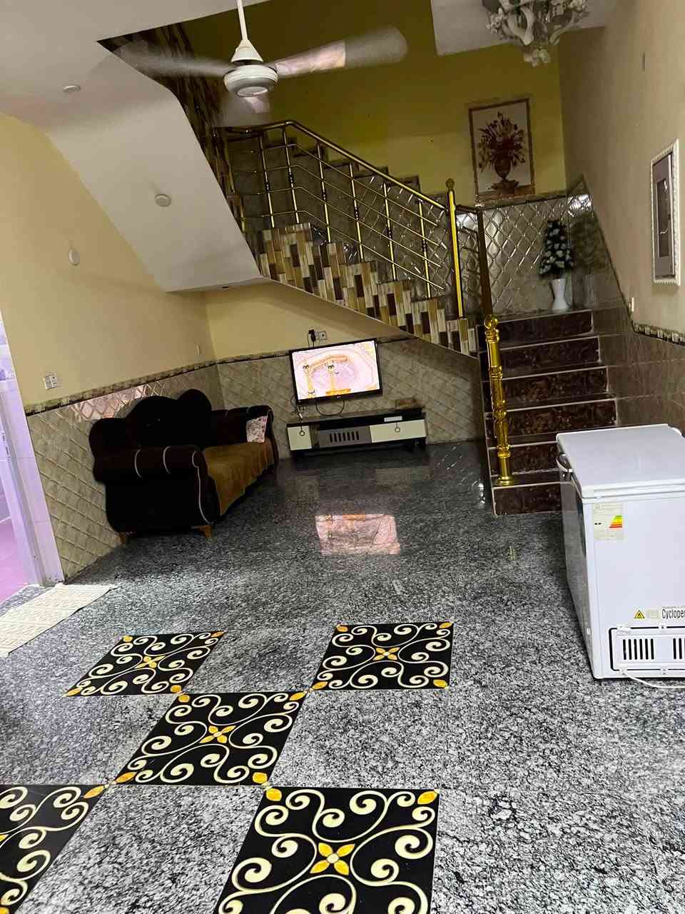السلام عليكم بيت للبيع المساحة 250 متر حي الغدير يبعد عن الشارع العام حوالي 50 ثاني بيت بعد الشارع العام 
طابو صرف 

اربع غرف نوم 
استقبال 
مطبخ 
صاله كراج سياره 
مخزن عدد 2  
السعر 215 مليون وبي مجال 
 واي استفسار خاص او الاتصال ***********
