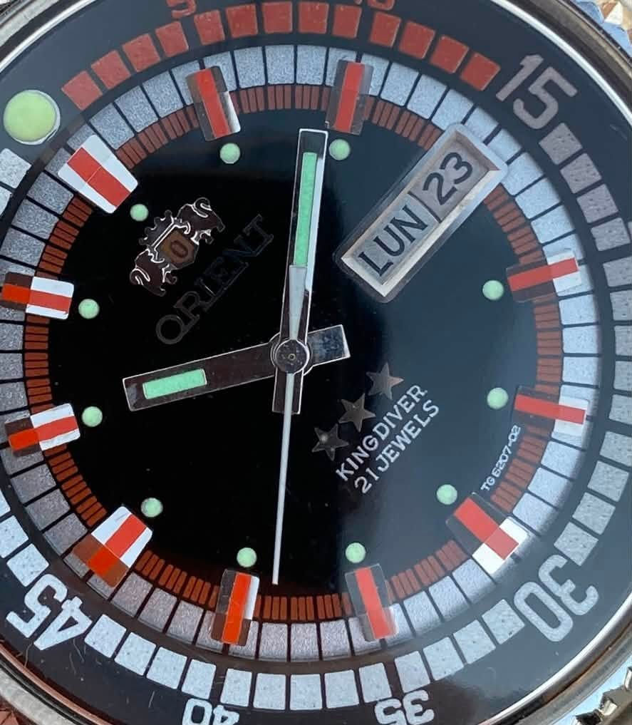 ORIENT KING DIVER 21 JEWELS
#اورينت گنك ديڤل من اجمل إنتاجات السبعينات 
مع لون مميز وناد

نسبة النضافة 100.99

تعمل كالجديد 
▪️ العلامة التجارية: ORIENT
▪️ الموديل: King Diver
▪️ رقم المرجع (Reference): TG6207 02
▪️ رقم الهيكل (Case No.):6469621-7A
▪️ الحركة: Orient Cal. 46967 أوتوماتيكية
▪️ عدد الجواهر: 21 Jewels
▪️ سنة الصنع: أواخر السبعينيات – أوائل الثمانينيات (1978–1982 تقريباً)
▪️ القطر:44 مم (بدون التاج)
▪️ طوق داخلي متحرك 
▪️ الهيكل والسوار: ستانلس ستيل أصلي
▪️ الوظائف: عرض اليوم والتاريخ 

يوجد توصيل 🚚 

واتساب ***********
