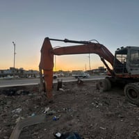 حفاره فيات هيتاشي موديل ١٩٩٦ محرك جديد المكينه جاهزة فقط نقص مضخه ضعيف...