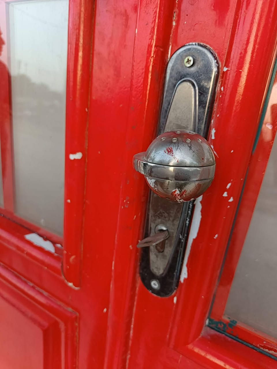 باب خشب
مثل ما موضح بالصورة. بدون خدوش ولا كسر تصلح لديكور محلات مطاعم حسب 
التواصل ع الرقم 
***********
السعر 200 الف
