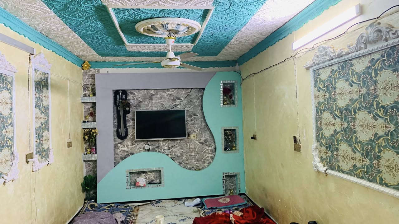 السلام عليكم ورحمة الله وبركاته
دار في الاسكان القديم قرب جامع الحسن مقابيل بانزين خانه الإسكان 
٣ غرف وصاله واستقبال غرفتين جوه وغرفه فوك ممسكونه والبيت كله ترميم جديد والمنطقه شبه كامله من الجهد الخدمي
الفرع عرضه ٥ امتار واجهيه الدار 8
نزال 17  والفرع كامل مقرنص 

السعر ١٠٠ وبيه مجال  
متواجد عالنت 

***********

***********
