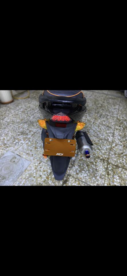دراجة GTR للبيع 
الدراجة مزودة تزويد خارجي 
المكينة بلادية شرط الفحص والنعومة 
كلجات الأمامي بلادي و الخلفي رياضي بلادي اجه بالدراجة جويتر نوزل باقي السوالف الي متعلقه بالمكينة كلها بلادية وما ملعوب بيها + ظفيرة بلادية زلغ ما بيها شرط الفحص 
شلعة رهيبة تجي وتشوف بعينك 
التزويد الي عليها :
صالنصة بوري عدل واقية كاربون ألياف
قبق فلاوين NCY
قطرة دهن NCY
قطرة اكسل KS
قبق شاصي KS
تعلاكة NCY
قاعده رقم NCY
يدات بريك NCY
كبات كاعيه KS
قفيص صالنصة RGS
فراك بريك رياضي NCY
دبلات خلفي رياضي 
صوندات رياضي مشمشي
ستاند رياضي صفح
براغي رياضي 
تعلاوة دبل رياضي 
 _________
ملاحظة أخرى :
الدراجة كفراتها بلادية ختم واحد ويه المكينة و الدراجة عليها تغليف بعض المناطق وهي : 
السبايدر كاربون فايبر 
الكصه كاربون فايبر 
لزكات بلادية جي تي ار 
ترايش مغلفة لون احمر
اشاير امامي خلفي تغليف 
لون برتقالي فاتح 
مازدة مضلله
قبق كلجات تغليف كلمة YAMAHA فقط 
قبق بانزين تغليف برتقالي
ملاحظة :الكفرات بلادية والترايش والاشاير كلها بلادية بس مغلف جمالية لان الدراجة لونها اسود بالأصل متجي بيها لزكات تريد تشلعه ترجعها بلادي او تخليها بقت يمك + الويالة مصبوغة جمالية 
————-
ملاحظة أخرى الدراجة غراضها البلادية كلها موجودة و تأخذها ويه الدراجة وأوراقها كاملة بيها أوراق مزاد الدراجة و شوكت دخلت والدراجة معتني بيها من كل النواحي من ناحية دهن امزويل و البانزين المحسن 
النواقص الي بيها حساس الصالنصة مكطوع + الرون مالتها شويه صاعد يقره 2 ما اعرف شنو السبب للأمانة 
_______
 السعر : مليون و400الف وبيها مجال للطيبين . مليون وجوه لا تخابرني رجاءا الدراجة تسوه اكثر تجي وتشوفها واهل الخبرة يعرفون سعر المزود 
للاستفسار ***********
العنوان بغداد الشعب
