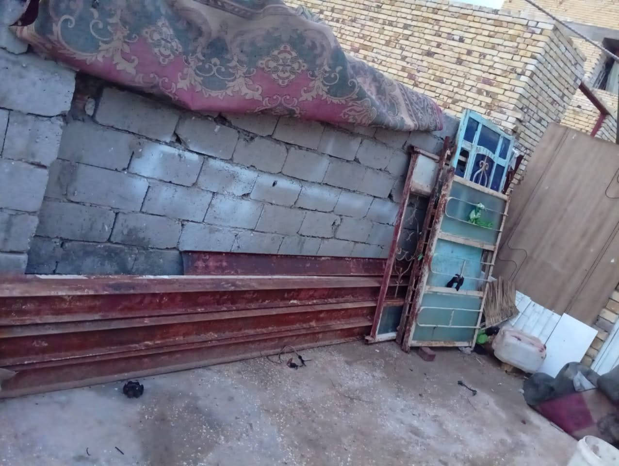 السلام عليكم ورحمه الله وبركاته
للبيع المكان بابل الهاشمية 
التواصل *********** واتساب
شيلمان عدد 11طول 4متر وبيهن وحده اربعه ونص4.5 وحده 3.70 ثلاثة أمتار و70سم
معه شبابيك عدد 3
معه باب عدد 1
