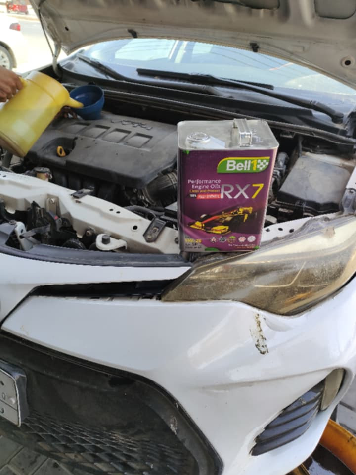 زيوت بيل 1 (Bell 1) هي زيوت محركات تخليقية بالكامل (Fully Synthetic) ذات جودة عالية، تصنع في سنغافورة بتقنية أمريكية ، متطورة، وتعتبر مثالية للمحركات الحديثة، ذات الشحن التوربيني، والسيارات اليابانية، الكورية، الأمريكية، والأوروبية. توفر حماية فائقة ضد التآكل وتنظيفاً للمحرك، وتتوافق مع أعلى تصنيفات معهد البترول الأمريكي (API SP/SN). أبرز مميزات وخصائص زيوت Bell 1: تخليقية بالكامل: توفر أداءً ممتازاً وثباتاً في درجات الحرارة العالية والمنخفضة.حماية متقدمة: تقليل الاحتكاك والتآكل، مما يطيل عمر المحرك.نظافة المحرك: تحتوي على إضافات تنظيف تمنع تكون الرواسب.توفير الوقود: مصممة لتحسين كفاءة استهلاك الوقود.مناسبة للسيارات الحديثة: توافق معايير API SP/ILSAC GF-6A و API SN.مدى تشغيل طويل: توفر فترات تغيير زيت ممتدة تصل من 8,000 إلى 12,000 كم. المنتجات واللزوجات المتاحة:توفر Bell 1 مجموعة واسعة من زيوت المحركات والتروس (Gear Oil) بلزوجات مختلفة مثل
:
​(0W-16)
(0W-20)
(5W-20)
(5W-30)
(10W-30)
(5W-40)
(10W-40)
الوكيل والموزع المعتمد 
ورشة المهندس مصطفى لصيانة السيارات 
بغداد المشتل الشارع العام قبل تقاطع الاجراس


**إذا كنت صاحب هذا الإعلان وتريد حذفه لأي سبب، رجاءا أرسل رسالة إلى الدعم الفني**