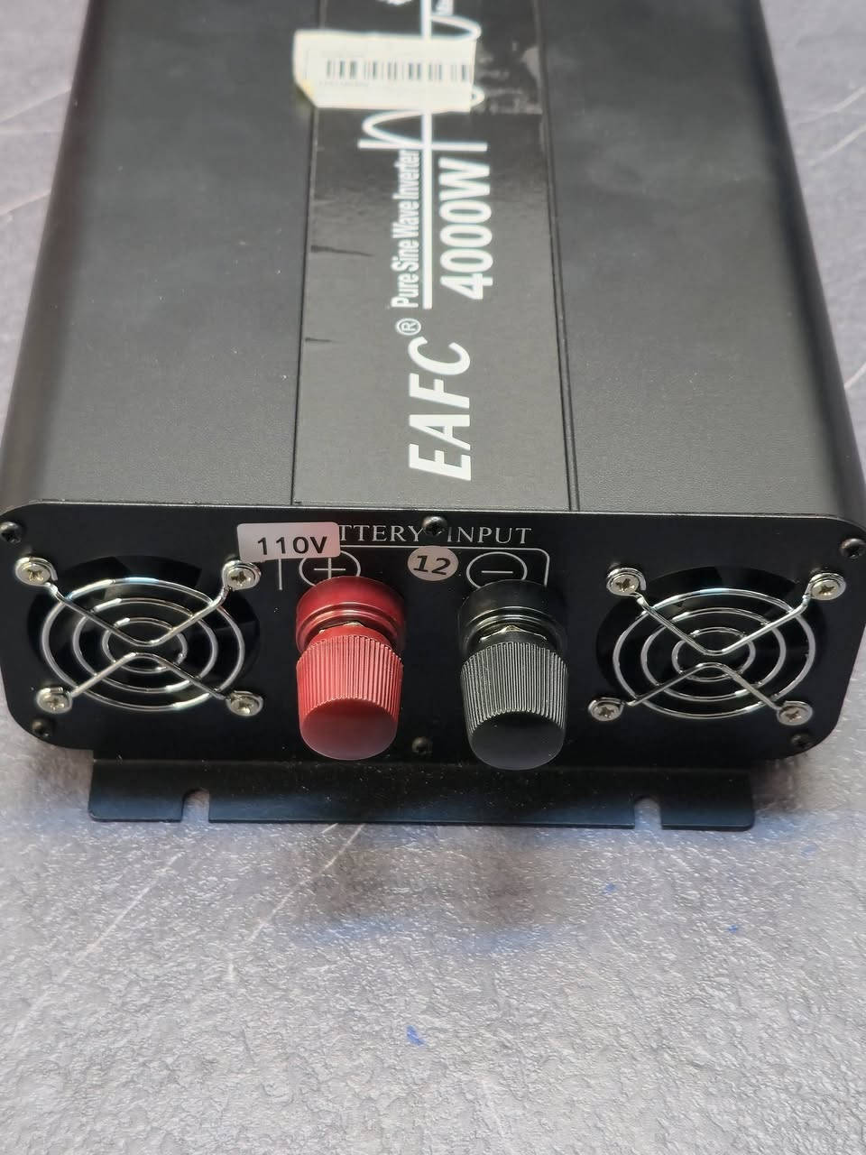عاكس الطاقة (Inverter) من شركة EAFC 

مزاد أعلى سعر ابيع

⚡ القدرة والطاقة الكهربائيةالقدرة القصوى (Peak Power): 4000 واط، وهي قدرة لحظية مخصصة لتحمل تيار بدء التشغيل (Surge) للأجهزة المحتوية على محركات.

القدرة المستمرة (Continuous Power): يعمل بكفاءة مستمرة تصل إلى 2000 واط لتشغيل الأجهزة لفترات طويلة.

نوع الموجة (Output Waveform): موجة جيبية نقية (Pure Sine Wave)، وهي تماثل الكهرباء المنزلية تماماً، مما يجعله آمناً 100% لتشغيل الأجهزة الحساسة مثل اللابتوب، الشاشات، الثلاجات، والمعدات الطبية دون حدوث وشيش أو تلف.كفاءة التحويل: تتخطى 95%، مما يقلل من الفقد الحراري واستهلاك طاقة البطارية أثناء عملية التحويل.

🔌 المداخل والمخارج (الجهد الكهربائي)مدخل البطارية (Battery Input): مصمم للعمل على نظام 12 فولت (12V DC) من بطاريات السيارات أو بطاريات الجل والطاقة الشمسية.مخرج التيار المنزلي (AC Output): يُخرج تياراً بجهد 110 فولت (كما هو محدد في الملصق الأبيض الصغير بالصورة)، وبتردد مستقر لحماية الأجهزة الإلكترونية.

🛡️ أنظمة الحماية الذكيةيحتوي الجهاز على برمجيات حماية متكاملة تفصل التشغيل تلقائياً في الحالات التالية:الحماية من الجهد المنخفض: تنبيه وفصل عند انخفاض شحن البطارية لمنع تلفها وتفريغها بالكامل.الحماية من الجهد العالي: حماية الدوائر الداخلية في حال ارتفع جهد مدخل البطارية عن الحد المسموح.الحماية من التحميل الزائد (Overload): يفصل فوراً إذا تجاوزت الأجهزة المتصلة حاجز القدرة المستمرة.الحماية من التماس الكهربائي والحرارة المرتفعة.

💨 نظام التبريد والتصميم مراوح تبريد مزدوجة: مجهز بمروحتين في الخلف (كما يظهر بالصورة) تعملان بنظام التحكم الذكي بالحرارة، حيث تزيد سرعتهما تلقائياً مع زيادة الحمل لتقليل الضوضاء والمحافظة على برودة الأجزاء الإلكترونية.الهيكل: مصنوع من الألمنيوم المعدني الصلب لتشتيت الحرارة بفعالية ومقاومة الصدمات.

للاستفسار، يرجى التواصل عبر الاتصال أو الواتساب على الرقم ***********، او عبر الرابط https://wa.me/message/TZ6U44S42JMOD1
