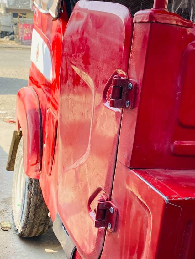 سلام عليكم تكتك موديل 22 مرقم بغداد نكليزي ضربتها فقط لغد يسار وصفحه بدي يمين ومعمره ومرشوشه بس مكاعده عدل الصفحه يرادلها تعمير من جديد مكاني بغداد الدوره سعرها 7ونص  وبيها مجال حگ الجيه بدون غراض ***********
