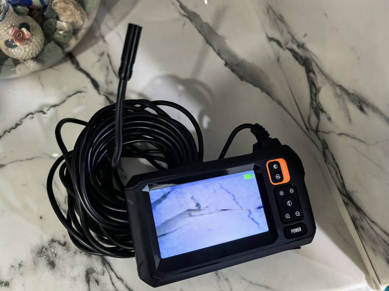 المنتج عبارة عن منظار فحص صناعي (Industrial Endoscope). 
الشاشة: يأتي بشاشة عرض مدمجة بحجم 4.3 بوصة تقريباً.
الكاميرا: دقة الكاميرا تصل إلى 2 ميجابكسل (2MP).
المميزات: مقاوم للماء بمعيار IP67، ومزود بإضاءة LED للرؤية في الأماكن المظلمة.
الاستخدامات: مثالي لصيانة السيارات، فحص الأنابيب، والتركيبات الكهربائية.


**إذا كنت صاحب هذا الإعلان وتريد حذفه لأي سبب، رجاءا أرسل رسالة إلى الدعم الفني**