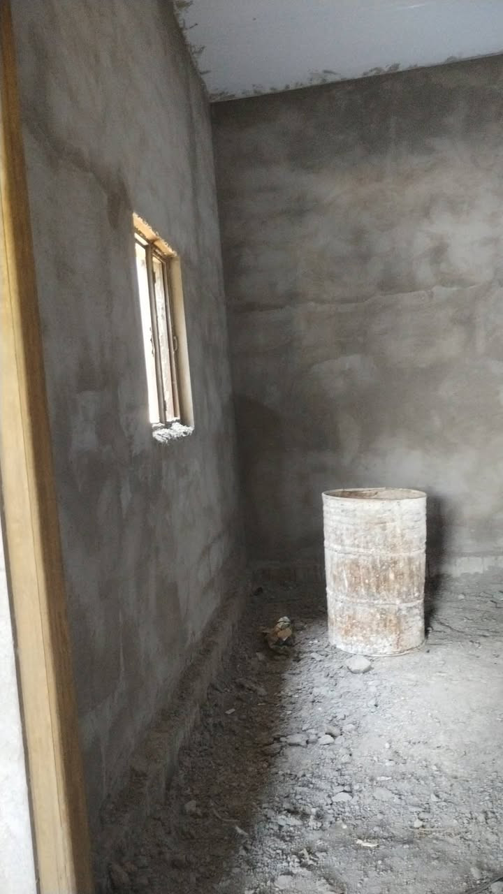 سلام عليكم ورحمة الله وبركاته بيت هيكل ملبوخ  بس  نقص بورك وارضيه واصل ماي وكهربا للبيت البيت ركن  وعله شارع مقابل مدرسه وخلفه حسينيه مكانه كلش حلو مساحته 250 خابط  في الجويه  وعندي نص دونم بل دواجن محدول وجاهز اريدهن ثنينهن مراوس بقطعه او نص طابو وذا مرتبه ازيده  ***********
