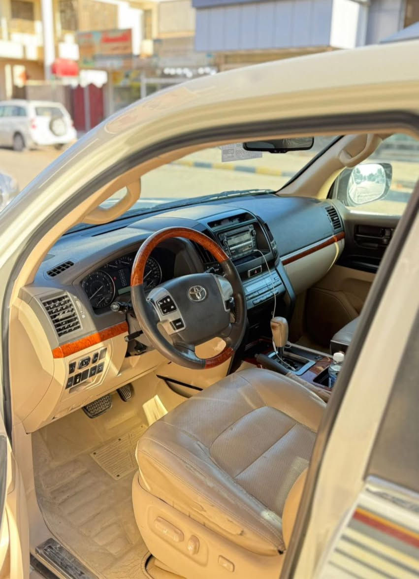 السلام عليكم
تويوتا لاندكروز 2014 ابيض GXR بريم باب اول 
محرك 6 سلندر 
ماشي 160 كيلو حقيقي 
رقم بغداد الجديد باسمي تحويل مباشر 
استخدام شخصي جديده بمعنى الكلمه 
مكفوله السياره عده جاملغ امامي تبديل فقط سونار ب منشور 
مكينه كير كفالة 100‎%‎ 
حدادية تراي شرط 100‎%‎
المواصفات المعروفه للاندكروزر  GXR
حساسات ، كامره ، مري شفط ،
تشغيل عن بعد ، لايت زينون عالي ناصي 
داخل جلد ، كرسي كهرباء ، طفاية 
مرايات عتم عاكس للضوء العالي 
داخل صاج ، فول تحكمات

السعر 390 وبيهة مجال 

مكان السياره الكوت 📍‭ 
0783 231 5133‬
