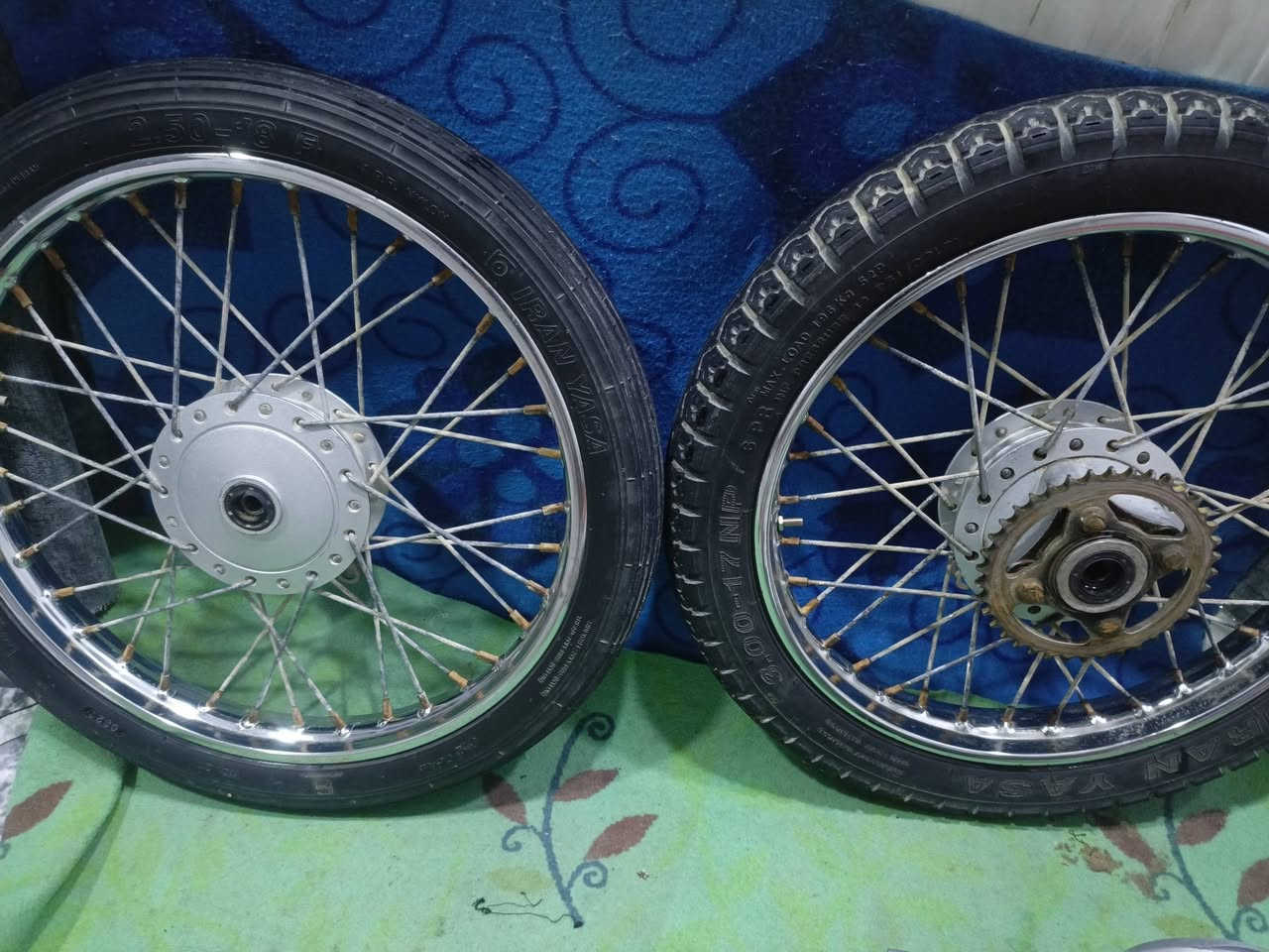 السلام عليكم غراض دراجه البيع محرك و زوج ويلاه مامي وخلفي مديل 22  السعر خاص التواصل ***********.
