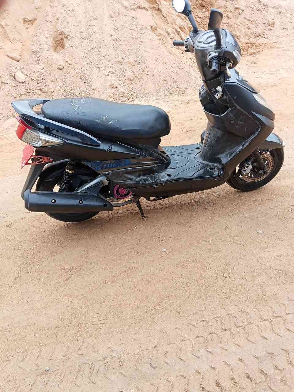 دراجه سكنس نوزل فحل  نظيفة سلف هندر كهربائيات كلها شغاله مكينه ابلاديه  ناعمه شلعه قويه اوراقها كامله مكاني الشعب سعرها 550 التليفون ***********
