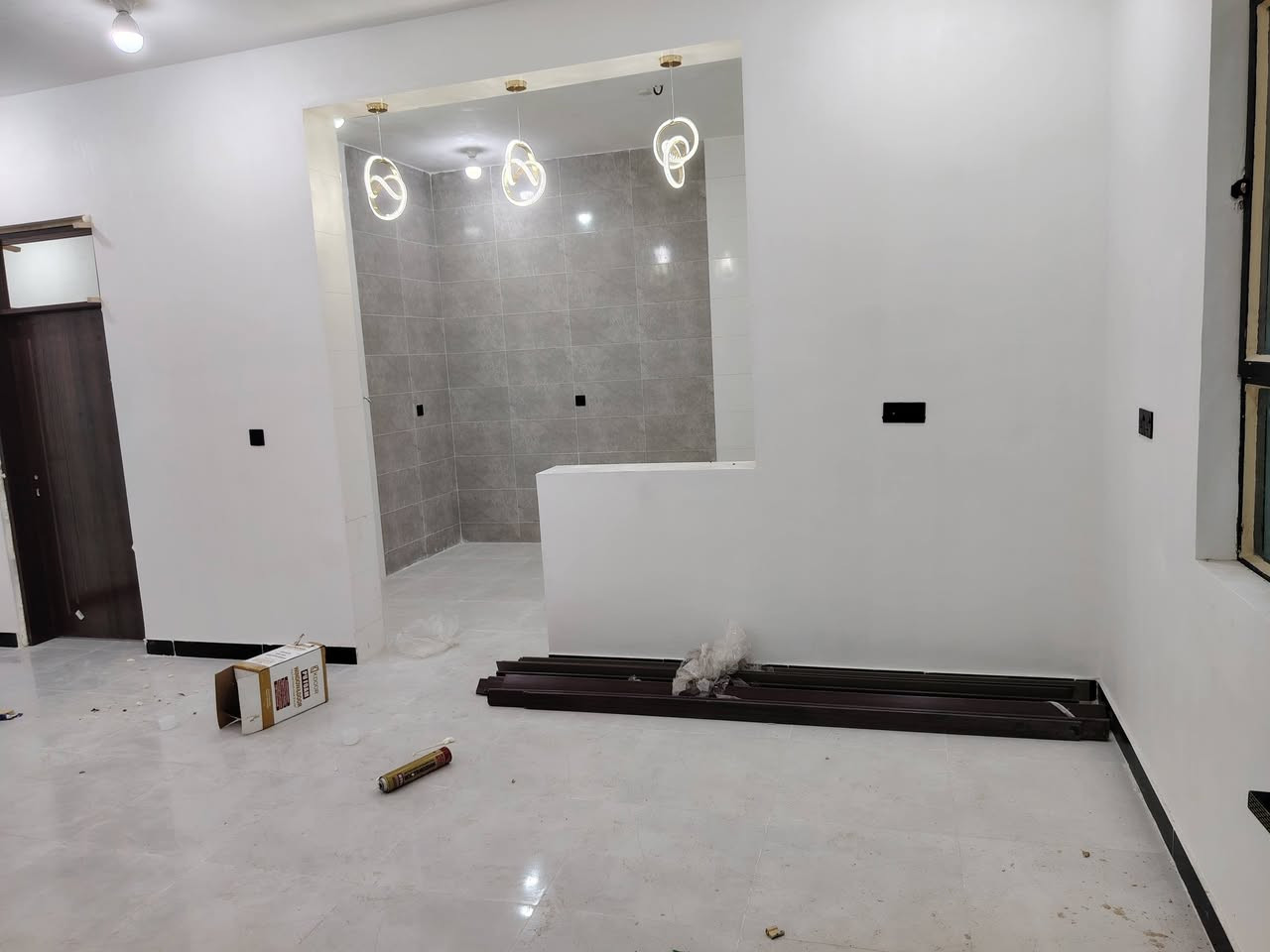 بيت 100 مربع ع شارع 20 مجاور مدرسة الروان بالسياسيين ثاني بيت عن شارع الحي باسمي
طابقين معزولات بدرج خارجي يعني الطابق الفوك معزول عن الأرضي بدرج خارجي
كل طابق يحتوي غرفتين وهول داخلي ومطبخ وصحيات واستقبال بالارضي وبيتونه بالثاني
تحتوي سخانات 2 و تانكيات 2 و ماطور ماء عدد 2 وبورد كهرباء وجزس معزول لكل طابق
تنفع مجمع طبي او إيجار عائلتين او معهد تدريس او حسب رغبة الشراي
معروضه للبيع فقط
باسمي بناء 2026 محد ساكن بيها سابقا وفارغ جاهز للمشتري 
***********
