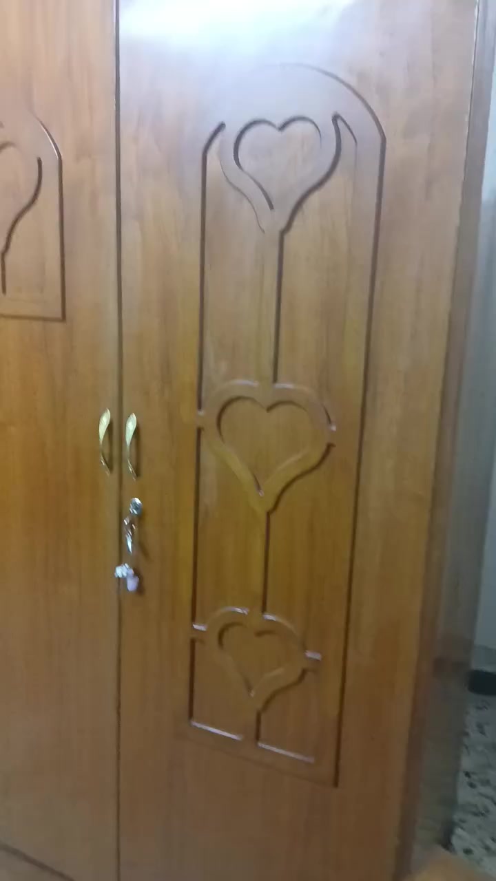 غرفة اخشاب للبيع كنتور ٥ ابواب ومراية وميز احذية وميوزة جانبية السعر مليون وبيهة مجال المكان التاجي اركية وفاضل رقم الهاتف ***********
