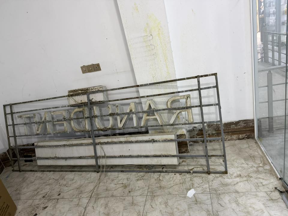 سلام عليكم قطع اعلانيه للبيع  واحد قياس 3x2ولاثاني مترين في متر ونص تقريبآسعره150الف. وبي مجال شي قليل 
***********
