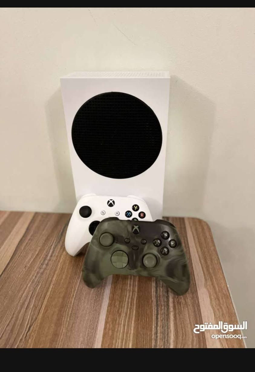 السلام عليكم اكس بوكس سيريس اس واحد تيرا ويا جويستكات ثنين اصليات اصدار 25 جديد لوك  يخبل شخط واحد ما بيه ب430 قفل مستعجل على البيع مكاني واسط الكوت للاستفسار خاص او واتساب ***********
