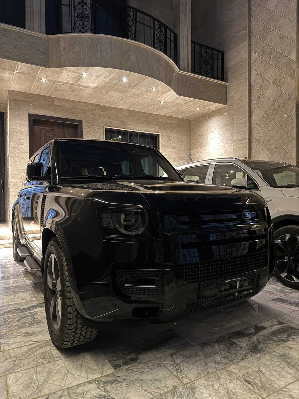 سلام عليكم للبيع او المراوس بلاندكروز 2025 ️

🚙 لاند روفر ديفندر 130 X-Dynamic SE – موديل 2025 زيرو رقم بغداد

🔹 المحرك: 6 سلندر 3.0L بنزين
🔹 القوة: 300 حصان (P300)
🔹 الدفع: رباعي AWD
🔹 القير: أوتوماتيك 8 سرعات
🔹 المقاعد: 8 ركاب – 3 صفوف (عائلية بامتياز 👨‍👩‍👧‍👦)

✨ مواصفات X-Dynamic SE المميزة:
✔️ شاشة لمس كبيرة مع Apple CarPlay & Android Auto
✔️ كاميرات 360°
✔️ أنظمة قيادة على الطرق الوعرة Terrain Response
✔️ مصابيح LED كاملة
✔️ جنوط رياضية 20 إنج
✔️ مقاعد كهربائية + مقود متعدد الوظائف
✔️ أنظمة أمان متقدمة (نقطة عمياء – المحافظة على المسار – مثبت سرعة متكيف)

📍 الحالة: زيرووو
📍 الموديل: 2025
📍 الفئة: X-Dynamic SE

📞 للاستفسار والسعر تواصل خاص أو اتصال
***********
