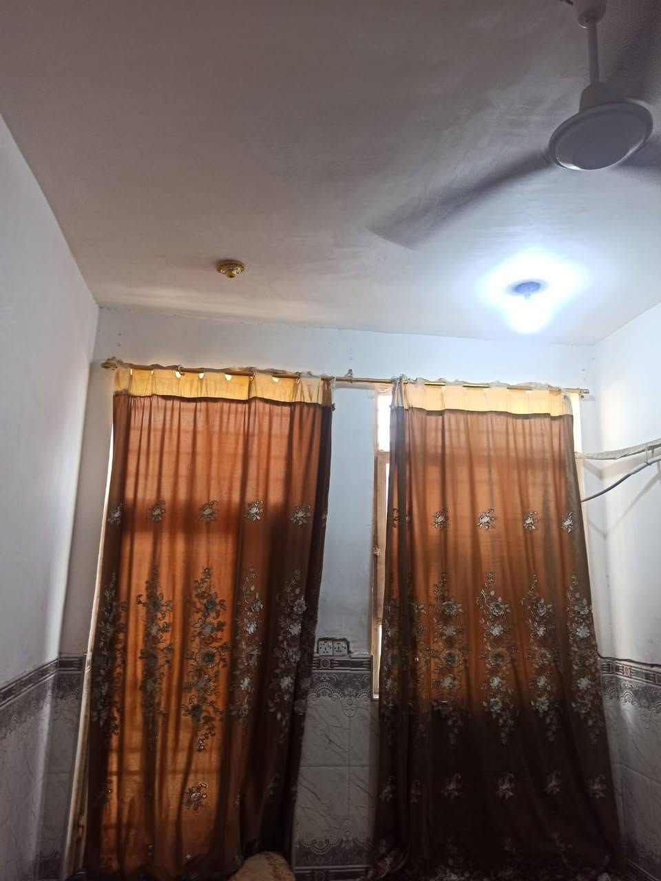 بيع مستعجل 

 بيت للبيع مساحه 100 متر واجهه 5 نزال 20 طابو زراعي سند 25 استلام مباشر المكان حله شارع100 بفرع صيدليه زهراء سلام كاظم عرض الشارع 15 متر تبليط السعر 45 مع مجال بسيط جدا استفسار اتصل *********** بي وات ساب حلة, بابل
