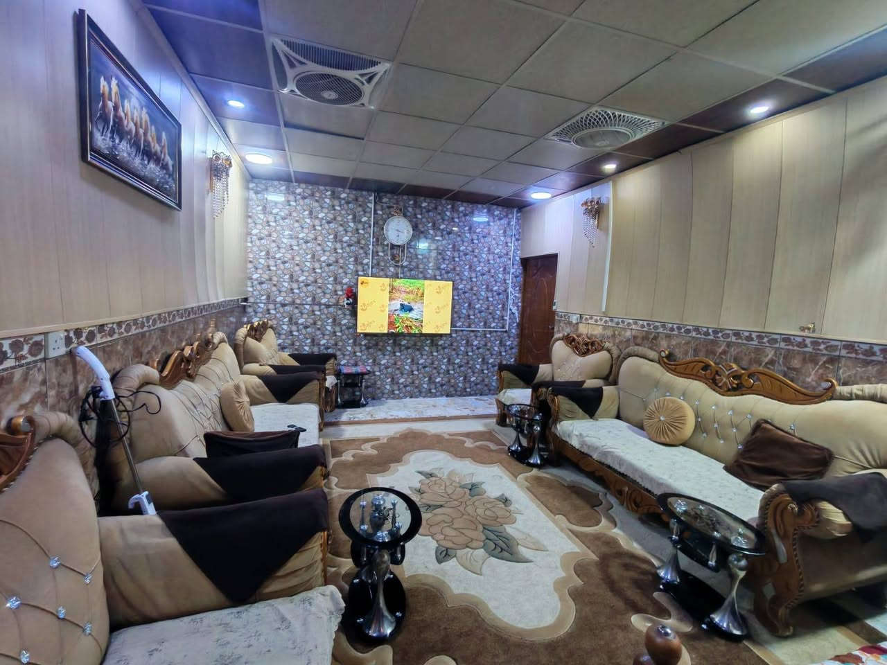 السلام عليكم
دار للبيع مناسب للسكن العائلي 🌿
📐 المساحة: 115 م²
🏢 يتكوّن من 3 طوابق
🔹 الطابق الأرضي:
• كراج سيارة
• استقبال أنيق
• مطبخ
• خدمات
• غرفة نوم
🔹 الطابق الثاني:
• غرفتين نوم
• خدمات
• بلكونة
🔹 الطابق الثالث:
• غرفة نوم
• بيتونة
• سطح واسع

✔️ جاهز للسكن

📑 السند: أصولي
📍 العنوان:
الشعب – شارع الصحة – قرب مدرسة الأمل الابتدائية

📞 للاستفسار والتواصل:[***********]
