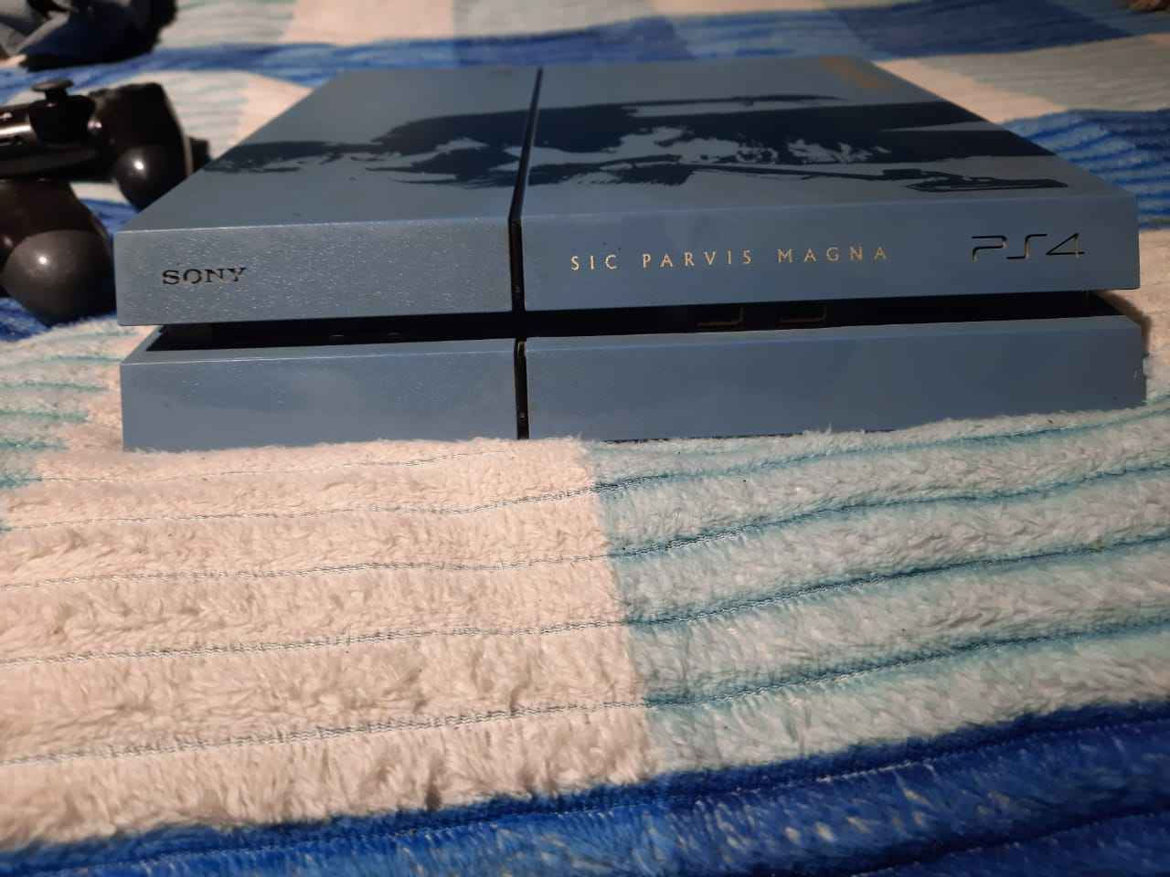 ‎السلام عليكم.
بلي 4 فات. 

جهاز نضيف.
وياه 2جوستك 

رقم ***********‎ ديوانية, القادسية
