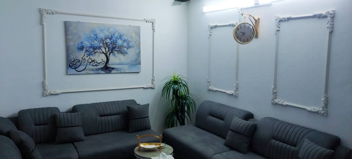 السلام عليكم مكلف بالنشر 
شقه طابق ارضي في العمارات الجديده الحجم الكبير بيها حديقه وطرمه كبيره شقه كلش مرتبه وشغل درجه اولى  معزوله وحدها
استقبال وغرف نوم عدد 2 وصاله كبيره وهول ومطبخ كبير حار وبارد صارف عليها كلش هواي كهربائيات وتأسيس جديد وتأسيس ماي جديد بيبان الداخل صاج جديد والخارجي حديد درجه اولى والموقع مميز وهدوء عماره 15 ارضي للاستفسار الاتصال على الرقم  ***********
