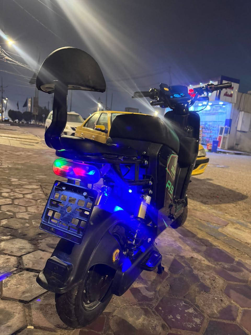 سلام عليكم دراجةR9  مديل 2026دراجه جديده صالي شهر ونص من ماخذه دراجه باتريات بل جيس 32 انبير دراجه بلوتوث+ اشاير كلها شغاله ولايتات دراجه معروضه 425 وبيه مجال حك جيه مكان البصره استفسار ***********
