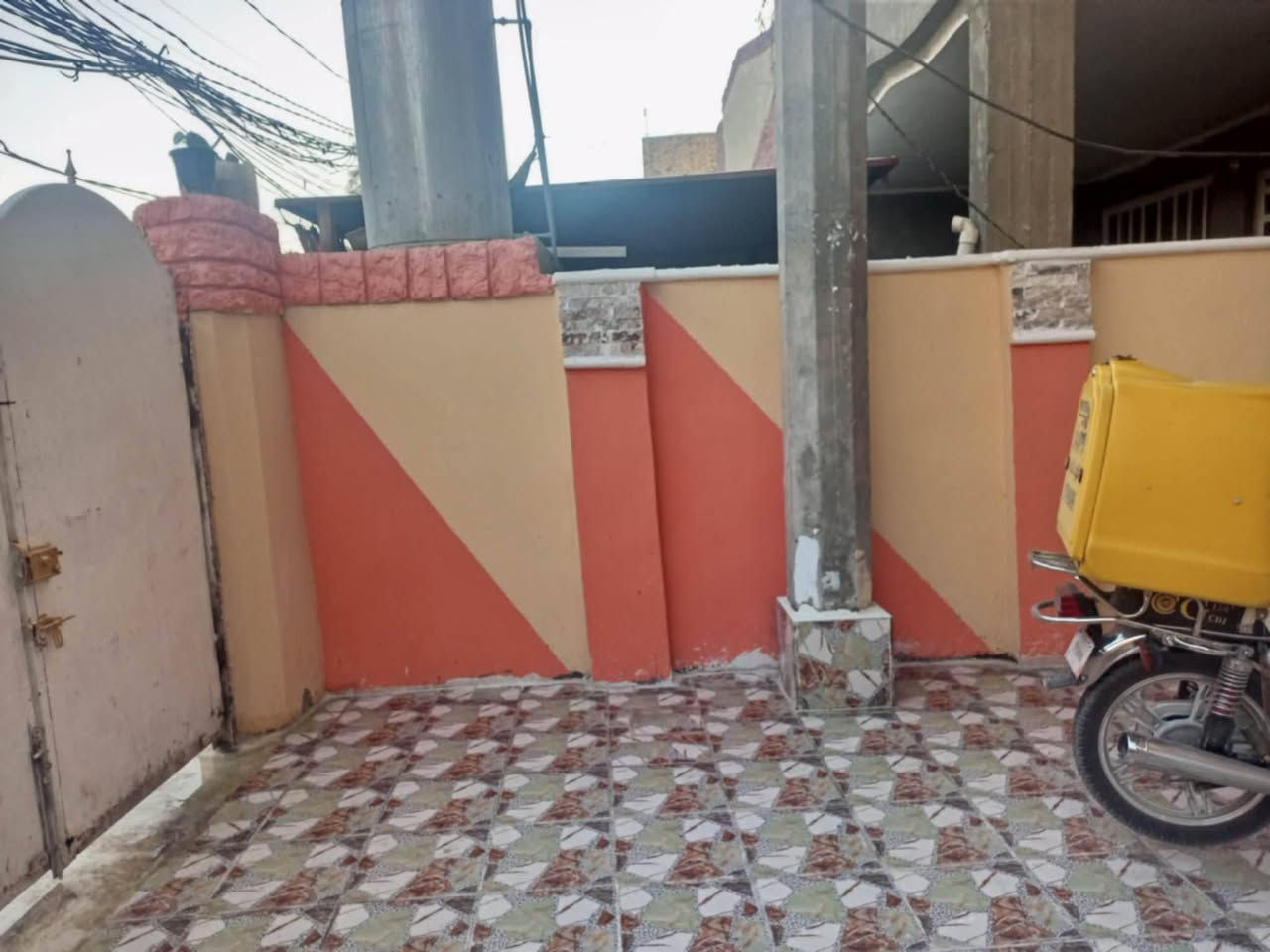 دار للبيع بحي الشهداء الثالثة شارع 100الجديد يبعد عن الشارع العام500متر ملحقات البيت الطابق الأول غرف نوم عدد 2 هول ستقبال مطبخ صحيات داخلية وخارجية ومنور داير البيت وطارمه كبيرة الطابق الثاني غرف النوم عدد 3 هول داخلي وسطح اول وسطح ثاني البيت صب مسلح المساحة الكلية260 متر للاستفسار على هذا الرقم***********👉 أو على هذا الرقم***********👉 السعر120 مليون وبيه مجال البيت طابو زراعي سند25 تحويل مباشر بسم المشتري يعني يحق الك تحول طابو صرف
