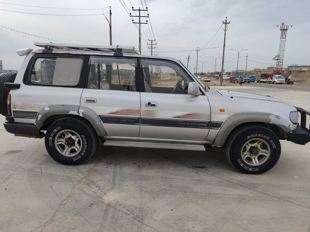 السلام عليكم لاندكروز 97
رقم بغداد سنويه لل27
مكينه 4500 كير اوتماتيك 
لوكير  كله شغال
كهربائيات كلهة شغاله فتحه جام اريل كهرباء دبل تانكي دبل فيت بم 
السياره بلاديه بس الطخه مال السبعه راكب مبينه بالصور 
غرفتهة مشتغلهة جديد 
سعر 80وبيهة مجال 
مكانهة بغداد النهروان رقم ***********
