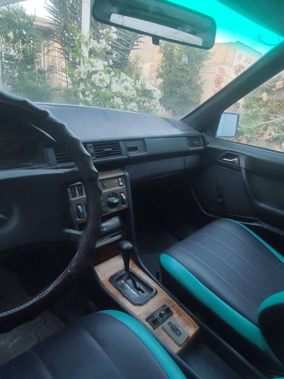 ياالله يامحمد ياعلي
السلام عليكم ورحمه الله وبركاته 

للبيع مرسيدس 

نوع دب استيشن

موديل 1988

رقم بغداد بسمي 

محرك وكير محور بطه 

حداديه جديده 

صندوق شفط

سياره جاهزه من كلشي خير من الله 
مكان السياره بغداد 

سعر أتصل وتدلل

رقم الهاتف ***********
