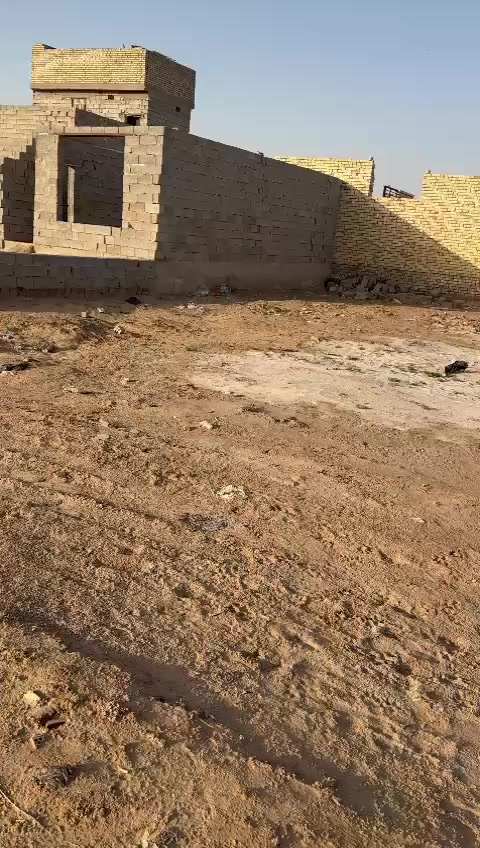 سلام عليكم قطعة ارض 300 للبيع دوانم خلف اسواق المدينه متوفر كل الخدمات علق واني  رقم الهاتف ***********
