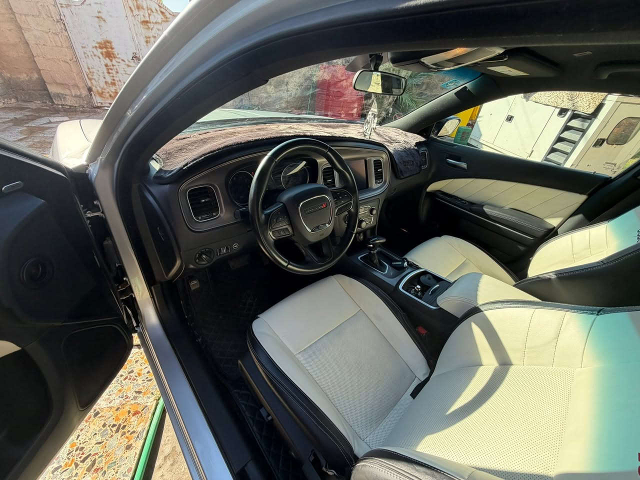 جارجر SXT موديل 2023 امريكي ماشيه 29  الف ميل مكينه وكير كفاله . ضربته بنيد وخشم الحاملغ ايرباك دركه فقط . السياره وضع شركه تايرات تخم مشلن .⬛️

رقم صاحب السيارة 
***********

المواصفات
محرك 6 سلندر 36 لتر
قوة تقريبا 300 حصان
ناقل حركة اوتوماتيك 8 سرعات
دفع خلفي
تشغيل بصمة
شاشة وسط متعددة
بلوتوث
تحكمات ستيرن
مثبت سرعة
نظام مانع انزلاق
نظام ثبات
حساسات خلفية
اضاءة LED
قفل مركزي
نظام ABS
اضافه لد متغير 230حركه 
لايت زينون ⬜️ .🤍
