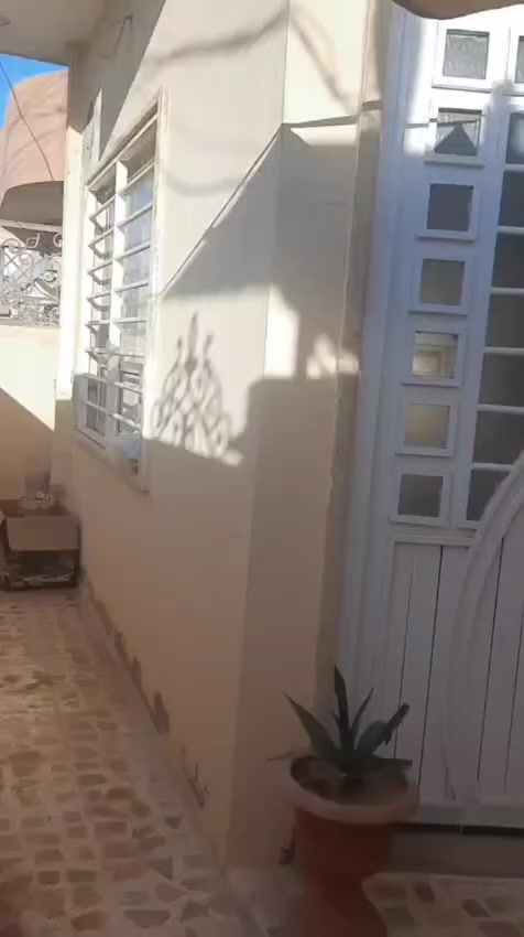 بيت طابق ونص للبيع
القوسيات  .  بداية طريق دهوك القديم. 

المساحة 150م ____ 7.5 × 20

1 / غرفتين نوم وهول واستقبال ومطبخ وصحيات .

2 / غرف نوم وبيتونة  . 

كاشي وسيراميك وسقف ثانوي .

مسجل بالبلدية وفيه كارت .

السعر ( 75) قابل للتفاوض 

***********
***********
