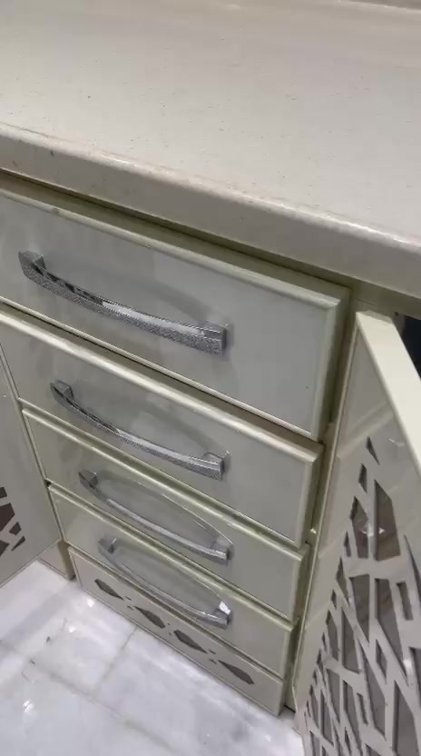 السلام عليكم
للبيع كاونتر المنيوم درجة اولى ثقيل الطول ٨ امتار مع ملحق زاوية مستخدم قليل جدا ابواب cnc السطح مرمر درجة اولى السعر مليون وربع المكان كربلاء حي التحدي للاتصال *********** / ***********
