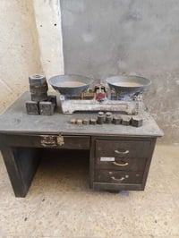 ميز حديد مع ميزان يزن 30 كغم  مع الأوزان  السعر 100  الف دينار 0782300...