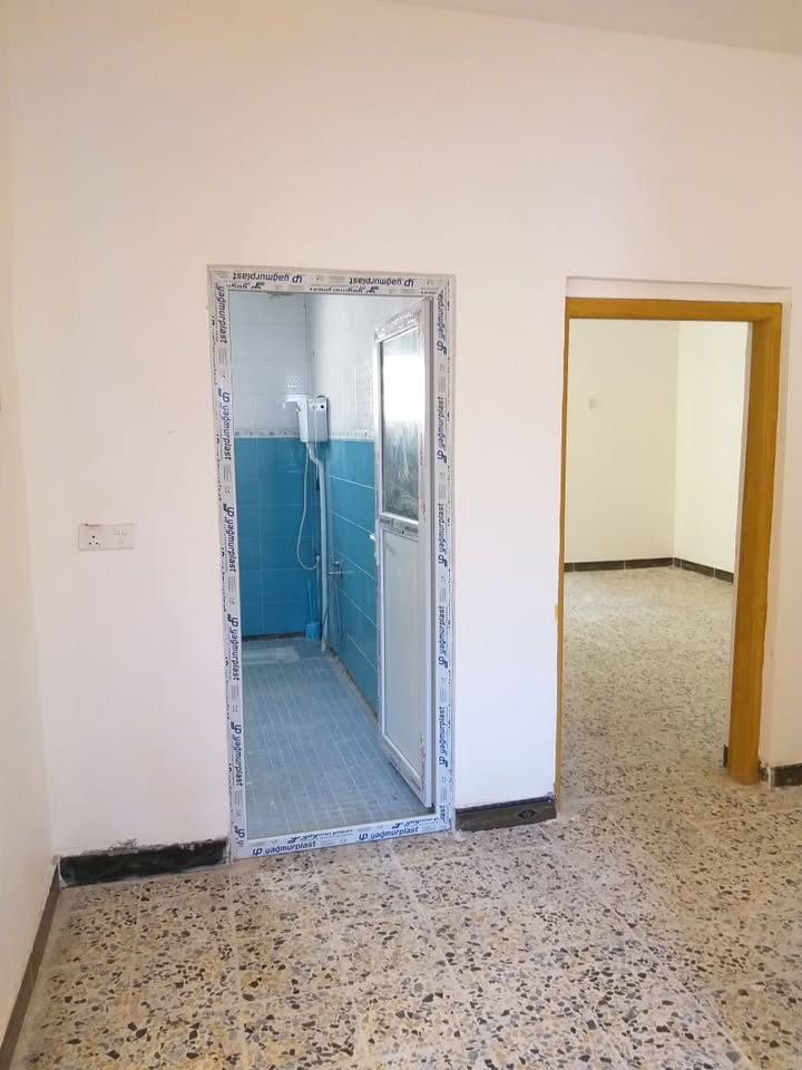 دار للبيع في مجمع بيتي الاول فئة B بلوك 19 سند 2025 الدار فارغة المساحة 200م2 طابقين الارضي كراج وحديقة واستقبال ومطبخ وحمام عدد (2) وغرفة نوم وترك ، الطابق الثاني غرفتين نوم وحمام وبلكونات عدد (2) وسطح للاتصال ابو محمد ***********
