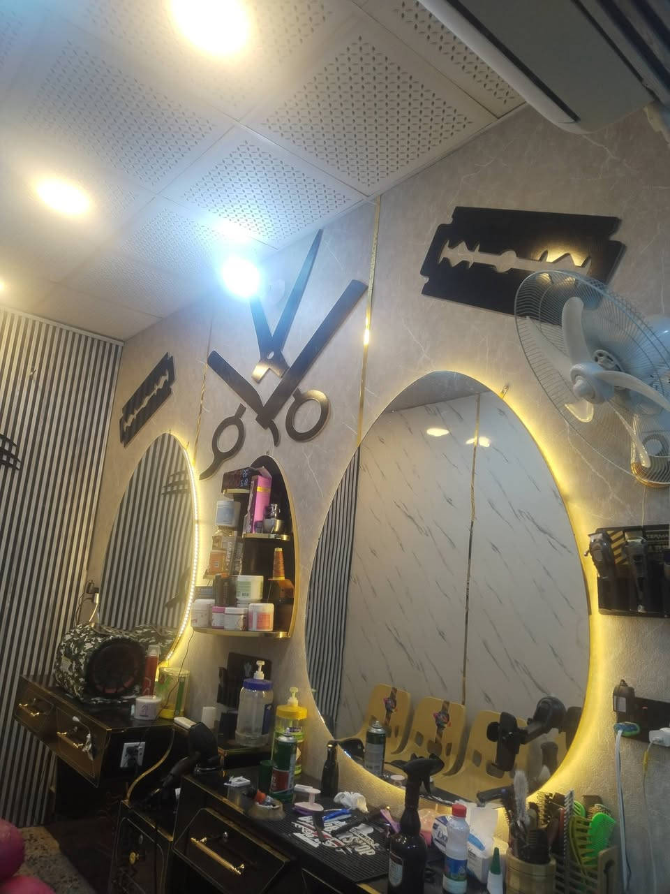 محل حلاقه كامل لبيع موقعه بل انوار لاستفسار ***********
