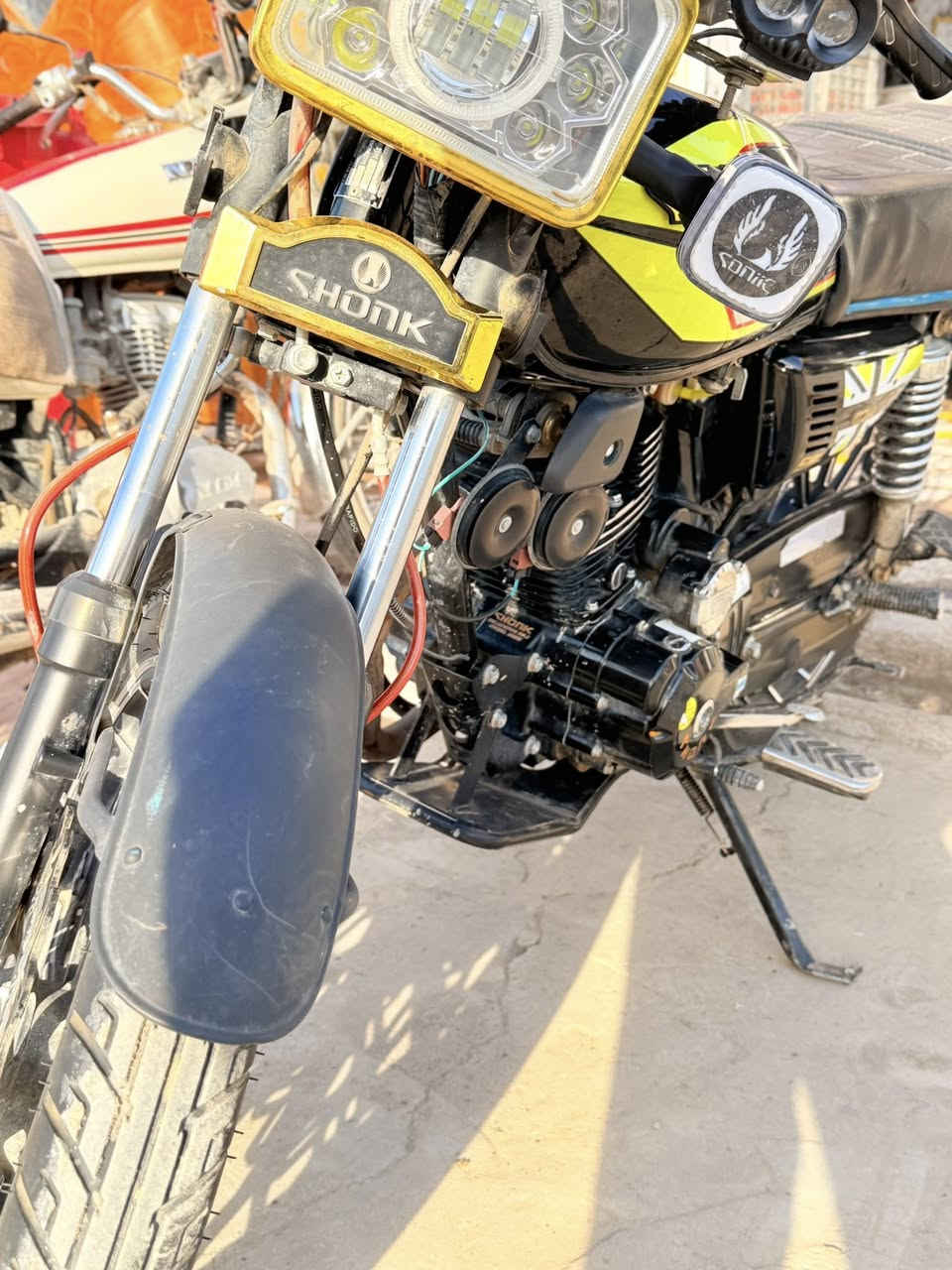 السلام عليكم 
دراجه للبيع نوع الدراجه (سيفان سونك الاصلي )بلاديه
موديل 2025 محرك 200 اوراق 
السعر 900 وبيهه مجال بصيط 
مكان القاسم 
الرقم ***********
