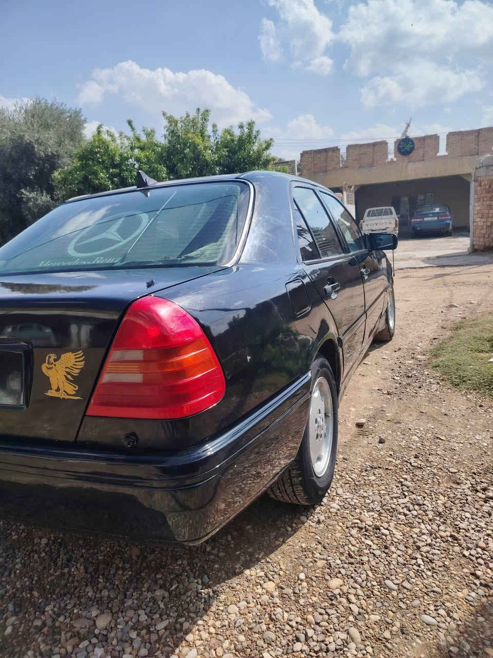 سلام عليكم 
مارسدس c200 للبيع    او مراوس حسب القناعه 
موديل 1994
رقم بغداد 
محرك محور VVT 3000.  كير ومحرك جدد بس سياره بيه دخانه بل كبس القوي 
حداديه جديده  
جام تحكم كهرباء 
تبريد نقص فريز فقط منضومه جاهزه 
السياره جاهزه من كلشي 
السعر45وبيه مجال
مكان السيارة الصويره 
للاستفسار ***********
